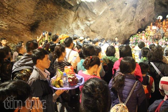 Vàng mã vắng bóng ở chùa Hương ảnh 1